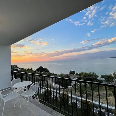Vintage House With Stunning View Of Lake *