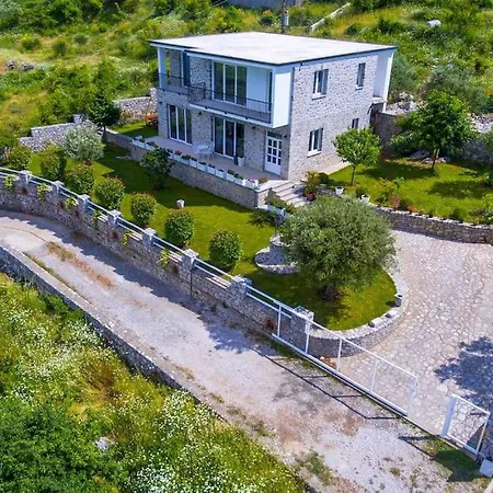 Vintage House With Stunning View Of Lake Villa *