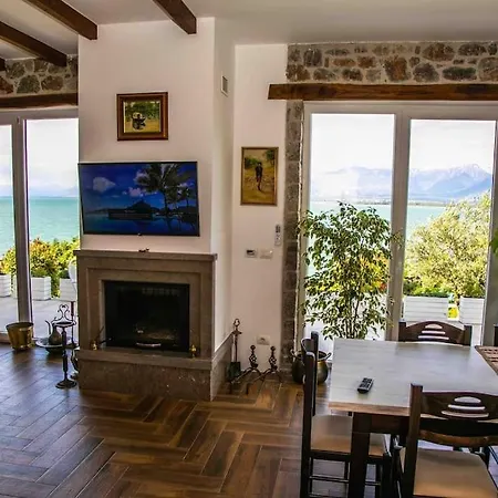Vintage House With Stunning View Of Lake